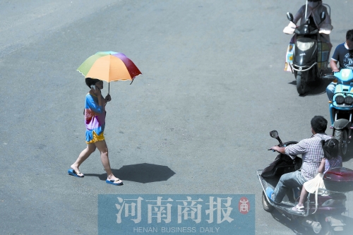 昨天，鄭州市區(qū)氣溫達(dá)到36.5℃ 記者 侯建勛/攝