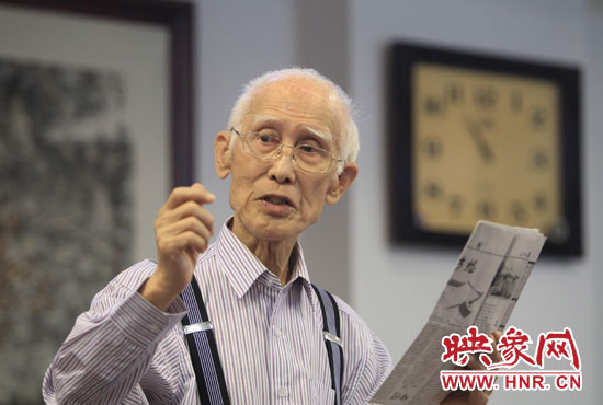 余光中現(xiàn)場(chǎng)朗誦新詩《招魂》。