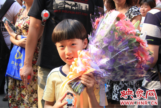 杜澤一直在考點(diǎn)門口等待表姐走出考場(chǎng)。