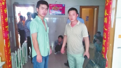 在吳文舉老師的幫助下，王強強（左）從傳銷窩點成功脫險。