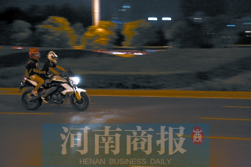 深夜，鄭東新區(qū)，不少人騎著摩托車呼嘯而過