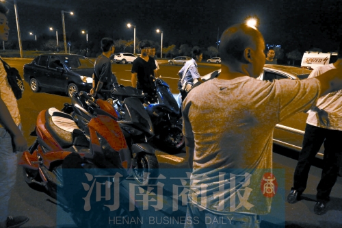 一小時(shí)內(nèi)，民警就扣了12輛摩托車、電動(dòng)車