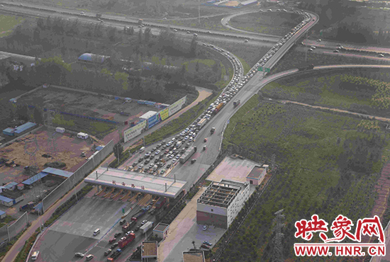 圖為鄭州環(huán)城高速航海路上下口，已經(jīng)出現(xiàn)車輛排隊情況。