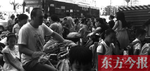 9月4日下午，文化路一小附近，大批陪讀家長接孩子。