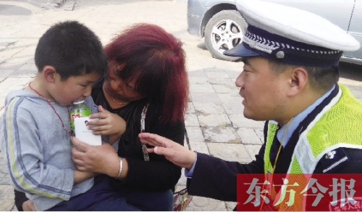 昨日，5歲的男孩獲救后，向民警講述被拐經(jīng)過。