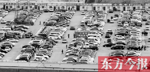 鄭州市文化路北段一個二手車交易市場，停放著密集的二手車
