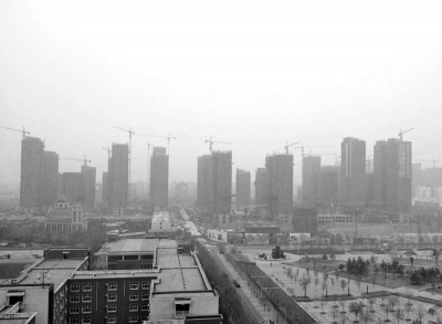 在鄭州市同一地點(diǎn)拍攝的照片，下為1月1日晴朗天氣，上為1月5日霧霾天氣。（拼接圖片）