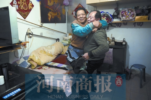 2015年1月15日，老鄰居抱起180斤重的高新海去坐三輪車，準(zhǔn)備出去轉(zhuǎn)轉(zhuǎn)