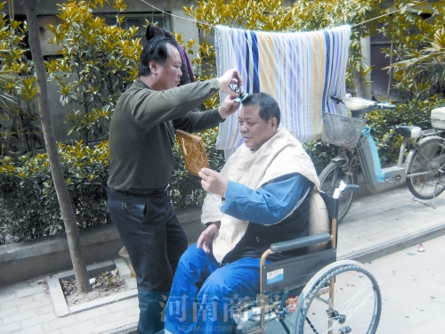 2011年8月18日，老鄰居給高新海剪發(fā)