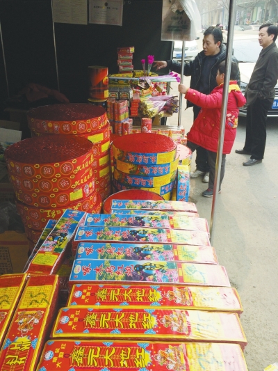 一家鞭炮攤兒前，只有少數(shù)人駐足購買。