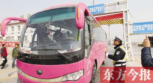 鄭州交警在鄭州黃河大橋安裝“機動車緝查布控系統(tǒng)”嚴查違法運輸行為，確保旅客安全。
