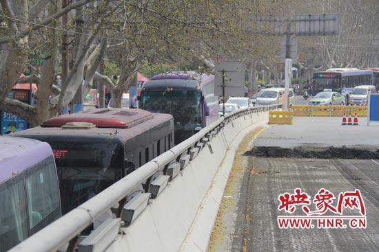 上下橋口圍擋處道路擁堵。