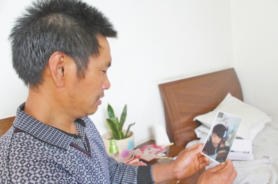 46歲的山村農(nóng)民祁振崗在失去兒子的同時(shí)，又陷入了“沒錢帶兒子回家”的揪心之痛中。