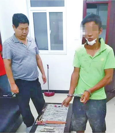 犯罪嫌疑人張某某（右）被抓時，挎包中被搜出兩把長約30厘米的尖刀