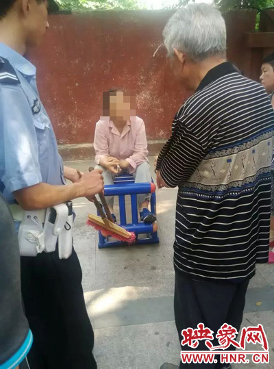 老太當時坐在健身器材上做仰臥起坐，說環(huán)衛(wèi)工人影響她鍛煉身體了，便開始謾罵環(huán)衛(wèi)工人。