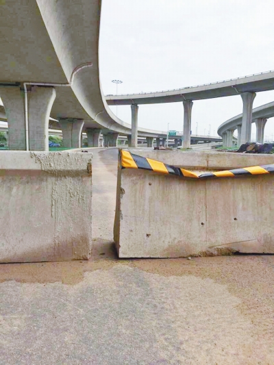  京廣快速路北延地面道路北三環(huán)入口處，一排石墩擋道，不讓入內。
