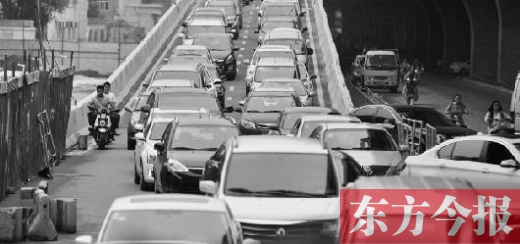 昨日，鄭州市大學(xué)路與隴海路交叉口處，因封閉施工，現(xiàn)場堵成停車場