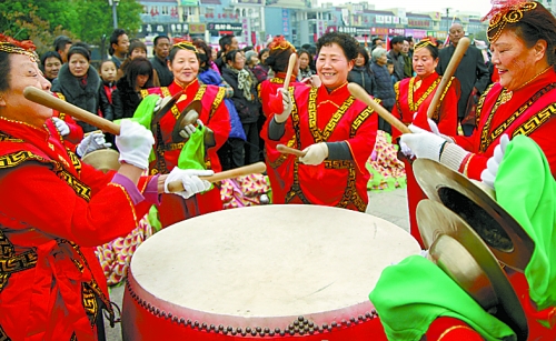 11月15日，鄧州廣大干部群眾載歌載舞慶祝黨的十八大勝利閉幕。