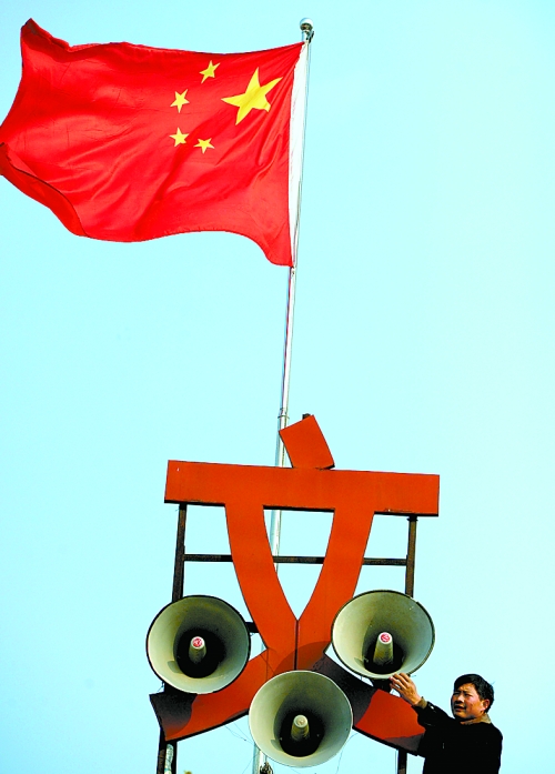 11月15日，新蔡縣磚店鎮(zhèn)黨員劉新峰在村口架起三個(gè)大喇叭，向群眾及時(shí)宣傳十八大精神。