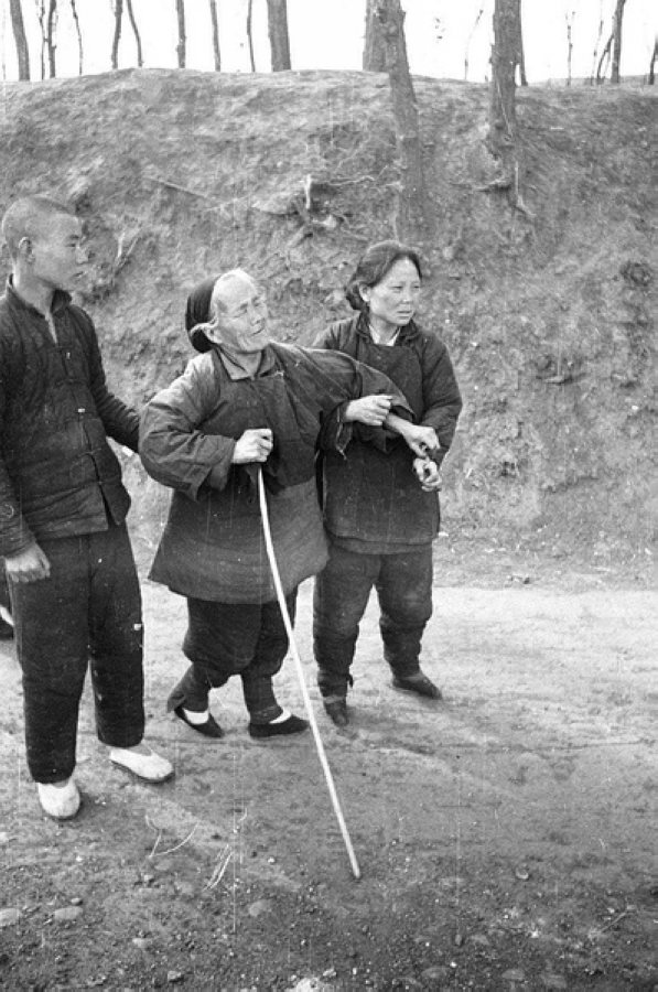 災(zāi)民，看到左側(cè)年輕人的白鞋，應(yīng)該是剛死去親人