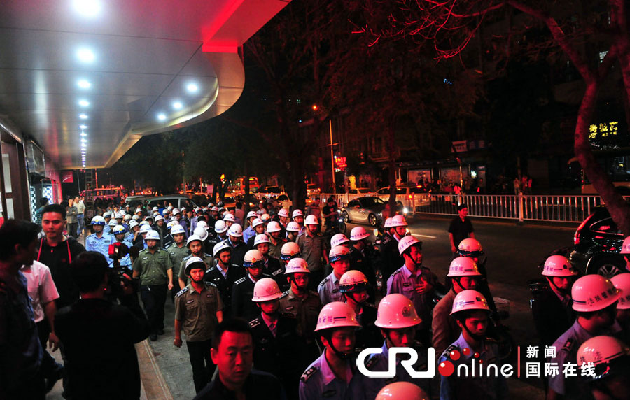 2012年12月26日晚，海南省三亞市，三亞市綜合行政執(zhí)法局河西大隊(duì)近百名城管上街執(zhí)法。