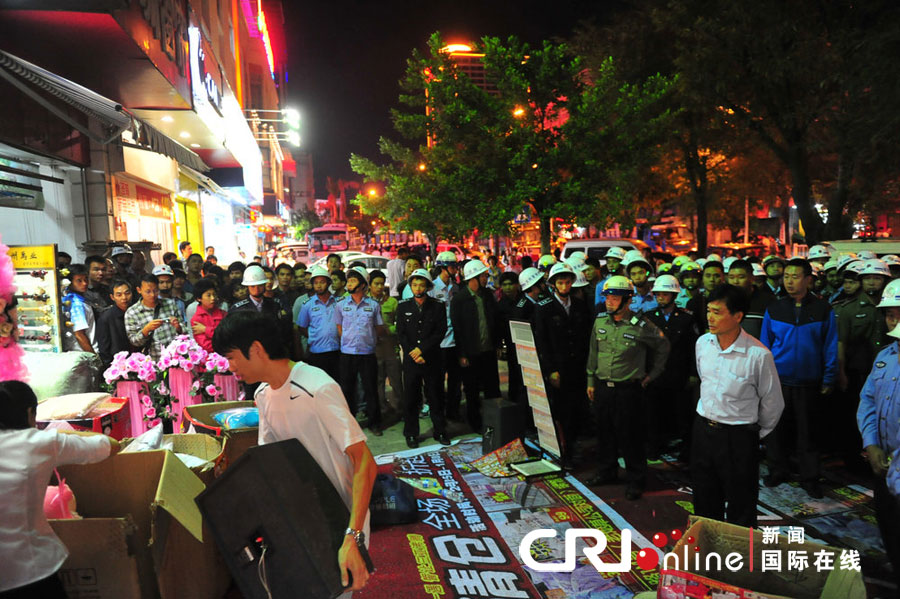 　2012年12月26日晚，海南省三亞市，三亞市綜合行政執(zhí)法局河西大隊(duì)近百名城管上街執(zhí)法。