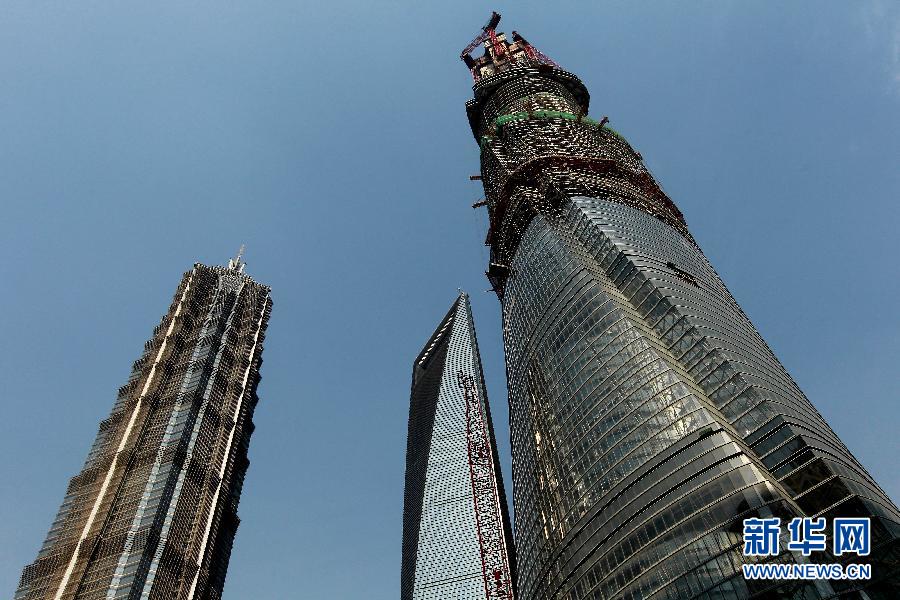 4月11日，正在建設(shè)中的“上海中心”（右）的高度已超過(guò)金茂大廈（左）和上海環(huán)球金融中心（中）。