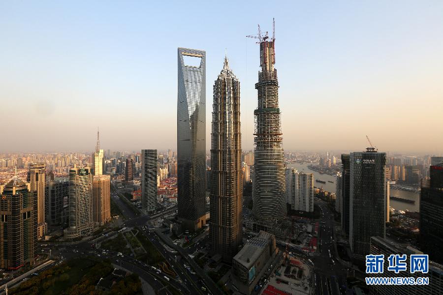 這是4月10日拍攝的上海陸家嘴，右側(cè)建設(shè)中的超高層建筑為上海中心大廈。