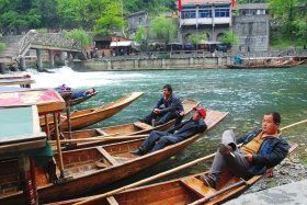 4月12日上午，湘西鳳凰縣杜田村，許多船只?？吭阢叺却慰汀?jù)守候在此的船家們反映，到當(dāng)日上午11點(diǎn)還沒有出過一趟船，平時這個時候都已經(jīng)來回四五趟了。圖/實(shí)習(xí)記者楊旭