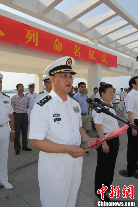 　南海艦隊司令員蔣偉烈宣讀了岳陽艦入列命名命令，并為該艦授旗、頒發(fā)命名證書。