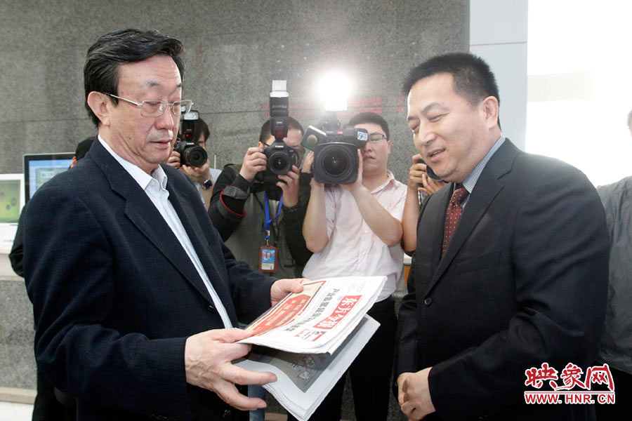 東方今報報社社長趙國平向河南省委書記、省人大常委會主任郭庚茂匯報東方今報的內(nèi)容、發(fā)行等情況 東方今報