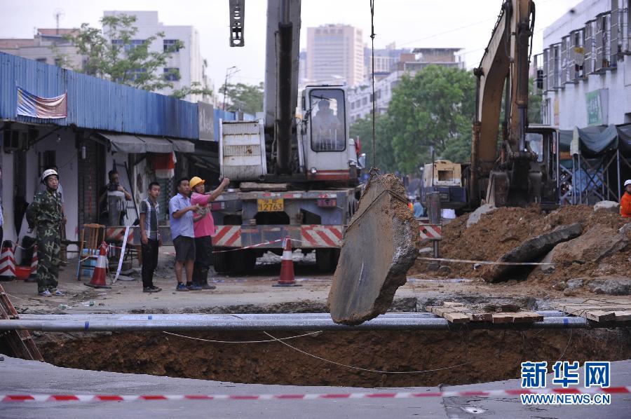 5月21日，在廣東省深圳市龍崗區(qū)橫崗街道紅棉二路華茂工業(yè)園路面塌陷處，救援人員在現(xiàn)場救援。
