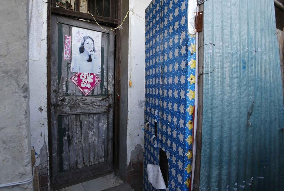 36歲的河南信陽(yáng)打工者陳小龍?jiān)谶@里租了一間屋子住，2012年底開(kāi)始，他偷偷在出租屋里挖地窖。