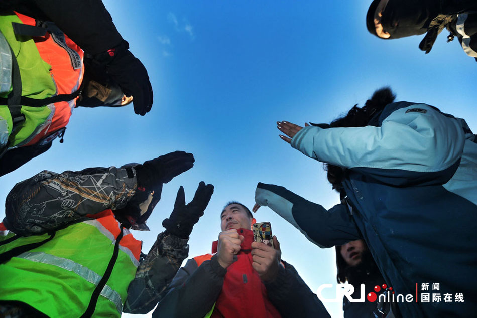 2012年12月23日，北京靈山，救援人員在積雪四十厘米多的山上搜救。