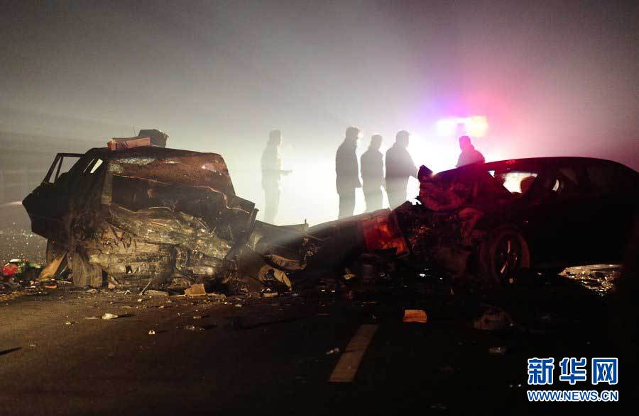2013年1月9日，合肥，事故現(xiàn)場，兩輛受損車輛已經(jīng)全部變形