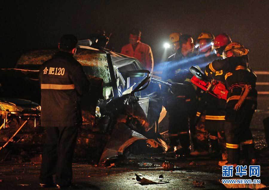 2013年1月9日，合肥，事故現(xiàn)場，兩輛受損車輛已經(jīng)全部變形
