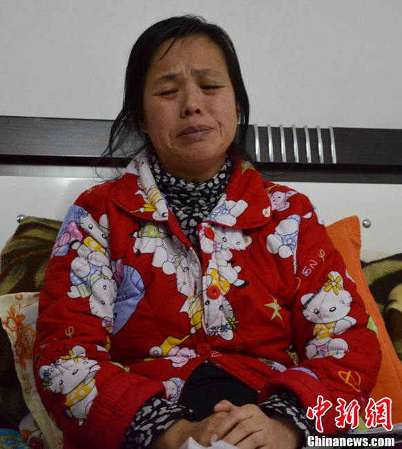 近日，記者在伊春市帶嶺區(qū)職工醫(yī)院廢棄太平間內(nèi)看到了陳慶霞，當向記者講訴其兒子走失時，泣不成聲。