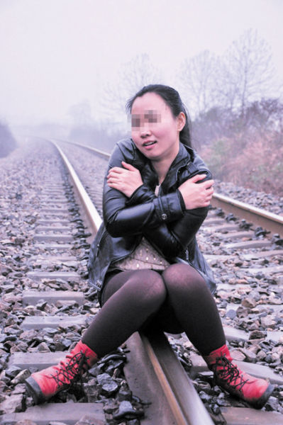 小莉正在鐵軌上拍照，民警提醒這樣十分危險(xiǎn)。 均為當(dāng)事人供圖