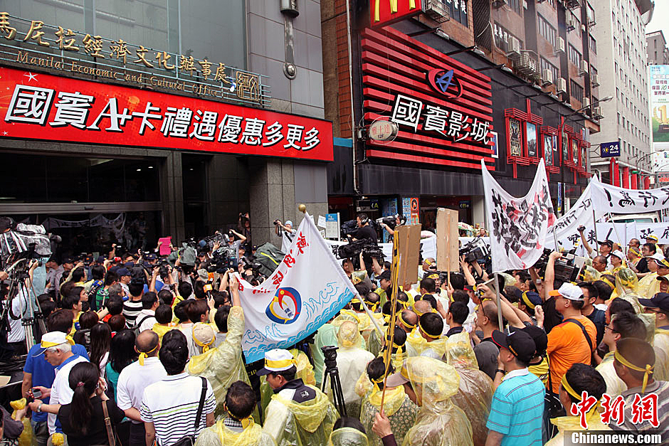5月13日下午，屏東縣數(shù)百漁民北上臺(tái)北，冒雨在馬尼拉經(jīng)濟(jì)文化辦事處前抗議，要求菲律賓政府為攻擊臺(tái)漁船