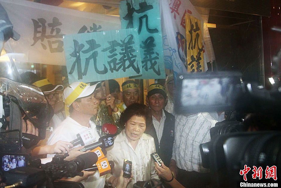 圖為死者洪石成的遺孀控訴菲相關(guān)人員暴行，呼吁菲方正式道歉。中新社發(fā) 董會(huì)峰/攝