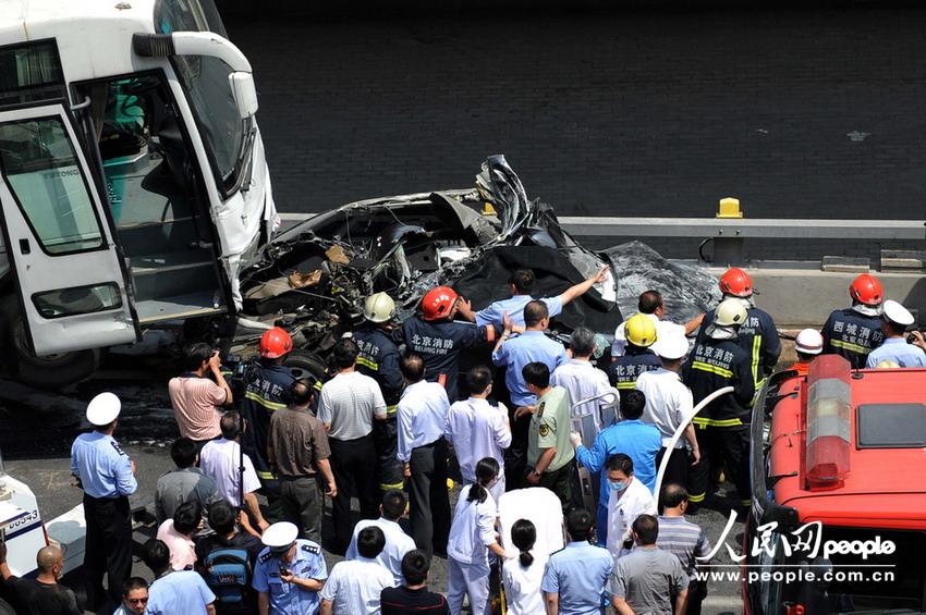 北京大客車追尾碾壓奧迪司機(jī)被困車中。
