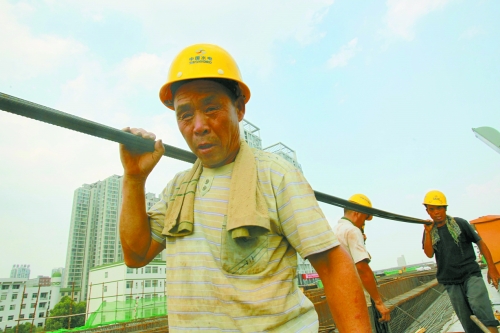 農(nóng)民工工作辛苦，權(quán)益理應(yīng)有保障。