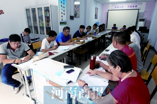 消費(fèi)者代表和旁聽(tīng)人員走進(jìn)社區(qū)，聽(tīng)取市民關(guān)于鄭州地鐵的意見(jiàn)和建議