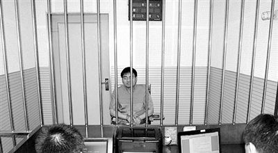 警方審訊犯罪嫌疑人“秦火火”。