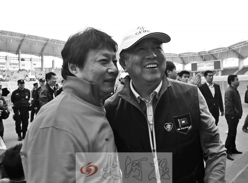 比賽結(jié)束后，老胡熱情擁抱老唐。
