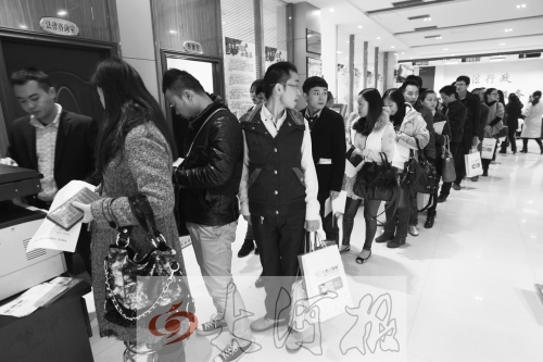 昨天,除復印材料處有新人排隊外,金水區(qū)民政局婚姻登記處大廳內(nèi)處未見新人排隊的火爆場景。