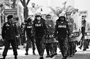 泰警察出動。
