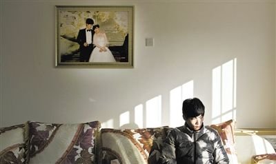 11月28日，青島膠南，丁海偉的婚房掛著與妻子的結(jié)婚照。如今妻子和未出世的孩子都已離世。新京報記者 周崗峰 攝