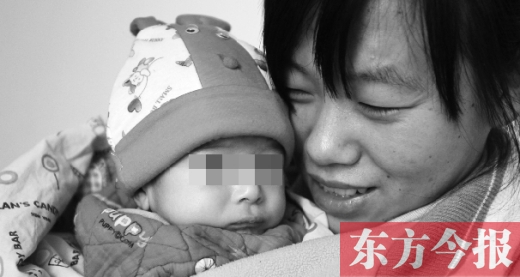 鄭州兒童福利院工作人員，小心地照看著一名體型瘦小的棄嬰