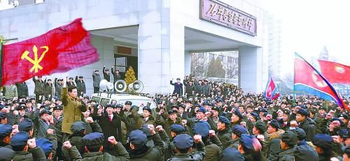 朝鮮11日繼續(xù)展開大規(guī)模批判張成澤運動。圖為朝鮮金策工業(yè)大學的青年學生宣誓擁護領(lǐng)袖金正恩。